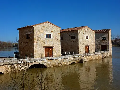 Aceñas de Olivares — Outisnn (CC BY-SA 3.0) Aceñas de Olivares