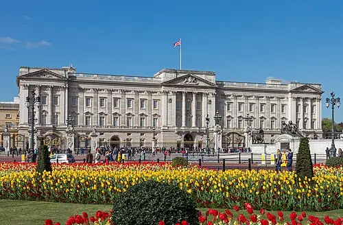 Buckingham Palace und die Wachablösung — Diliff (CC BY-SA 3.0) Buckingham Palace und die Wachablösung