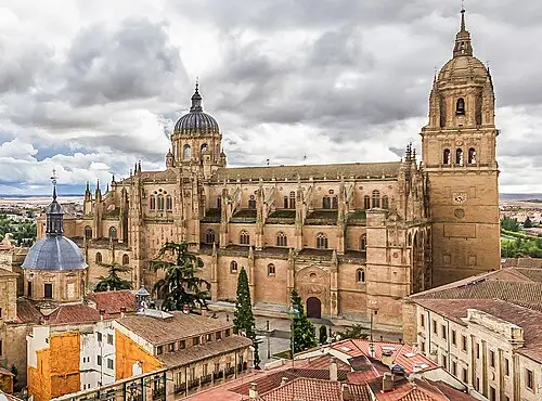Neue und Alte Kathedrale — Julián Rejas De Castro (CC BY-SA 2.0) Neue und Alte Kathedrale