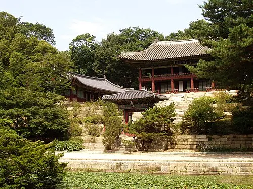 Changdeokgung Palace & Secret Garden — Daderot. (CC BY-SA 3.0) Changdeokgung Palace & Secret Garden