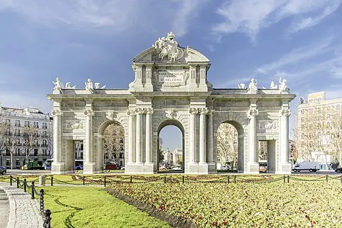 Puerta de Alcalá — Fernando Pascullo (CC BY-SA 4.0) Puerta de Alcalá