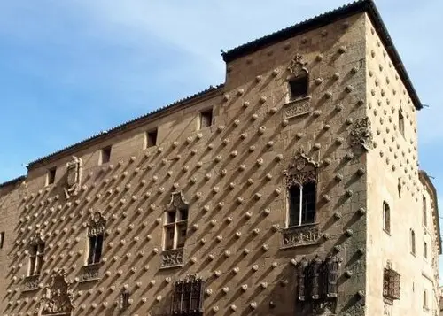 Casa de las Conchas (Muschelhaus) — Ministerio de Cultura (CC BY-SA 4.0) Casa de las Conchas (Muschelhaus)