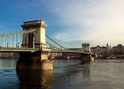 Chain Bridge — hunszabi (CC BY-SA 2.5 hu) Chain Bridge