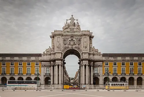 Praça do Comércio and Rua Augusta — Diego Delso (CC BY-SA 3.0) Praça do Comércio and Rua Augusta