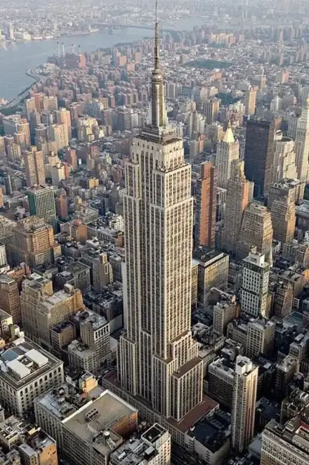 Empire State Building — Sam Valadi (Public domain) Empire State Building
