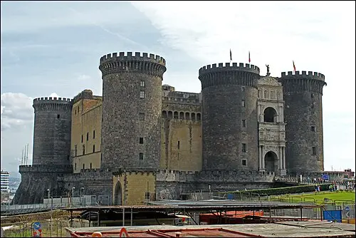 Castel Nuovo (Maschio Angioino) — Richard Nevell from London, United Kingdom (CC BY-SA 2.0) Castel Nuovo (Maschio Angioino)
