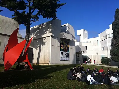Fundació Joan Miró — Kippelboy (CC BY-SA 3.0) Fundació Joan Miró