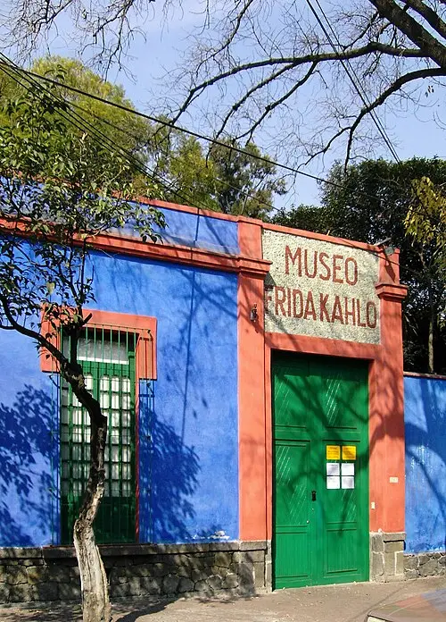 Museo Frida Kahlo (Casa Azul) — No machine-readable author provided. Nachtwächter assumed (based on copyright claims). (CC BY-SA 3.0) Museo Frida Kahlo (Casa Azul)