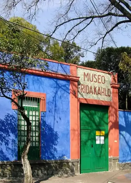 Musée Frida Kahlo (Maison Bleue) — No machine-readable author provided. Nachtwächter assumed (based on copyright claims). (CC BY-SA 3.0) Musée Frida Kahlo (Maison Bleue)