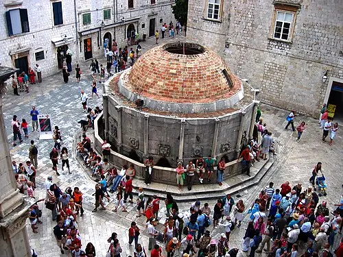 Fuente grande de Onofrio — Neoneo13 (Public domain) Fuente grande de Onofrio