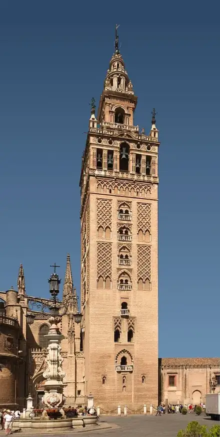 Kathedraal en Giralda — Jebulon (CC BY-SA 3.0) Kathedraal en Giralda