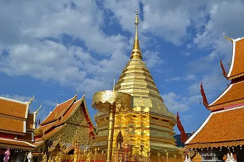 Wat Phra That Doi Suthep — ผู้สร้างสรรค์ผลงาน/ส่งข้อมูลเก็บในคลังข้อมูลเสรีวิกิมีเดียคอ (CC BY 3.0) Wat Phra That Doi Suthep
