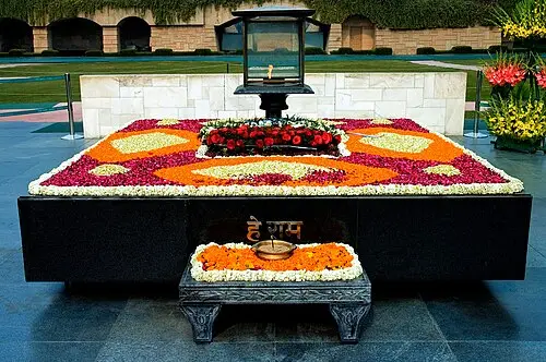 Raj Ghat — Humayunn Niaz Ahmed Peerzaada from Mumbai, India (CC BY-SA 2.0) Raj Ghat