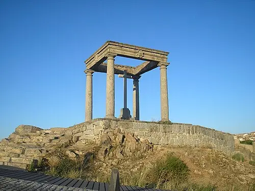 Los Cuatro Postes — Aloriel (CC BY-SA 3.0) Los Cuatro Postes