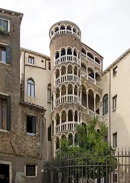 Treppe des Palazzo Contarini del Bovolo — Didier Descouens (CC BY-SA 4.0) Treppe des Palazzo Contarini del Bovolo