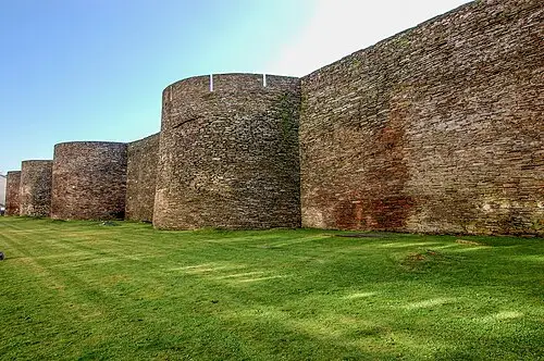 Römische Stadtmauer von Lugo — Rosa Cabecinhas & Alcino Cunha (Rosino) (CC BY-SA 2.0) Römische Stadtmauer von Lugo