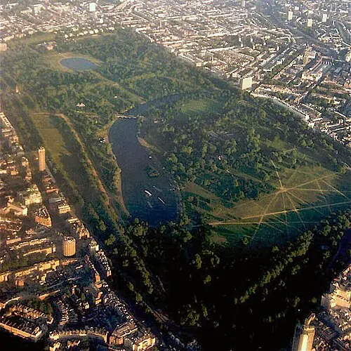 Hyde Park — Hyde_Park_from_the_air.jpg: Ben Leto derivative work: BaldBoris (CC BY 2.0) Hyde Park