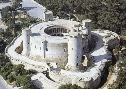Burg Bellver — Poniol60 (Public domain) Burg Bellver