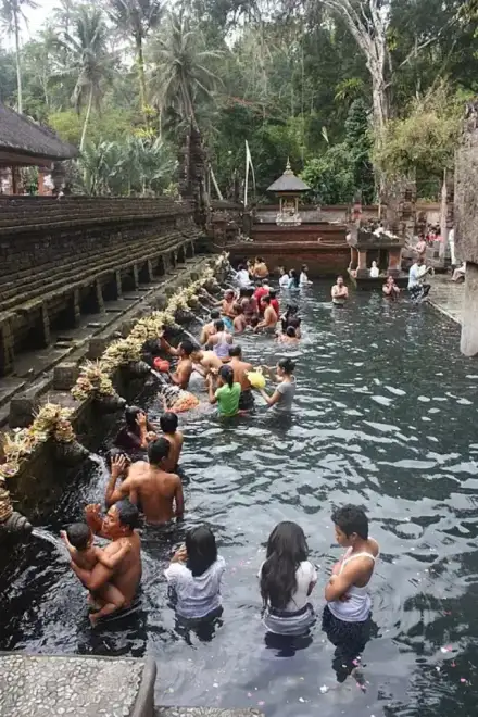 Tirta Empul-tempel — Arian Zwegers (CC BY 2.0) Tirta Empul-tempel