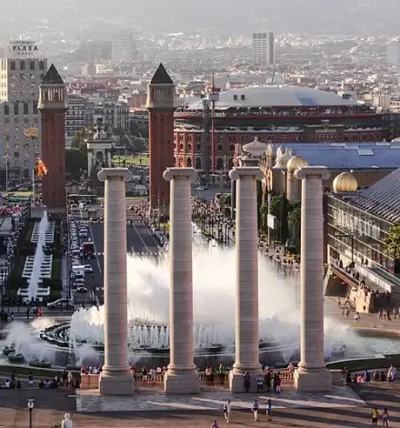 Magischer Brunnen von Montjuïc — PierreSelim (CC BY 3.0) Magischer Brunnen von Montjuïc