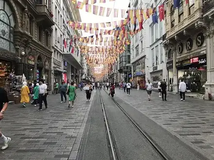 Bairro de Gálata e Istiklal — Antimuonium (CC BY-SA 4.0) Bairro de Gálata e Istiklal