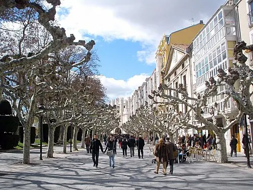 Paseo del Espolón — Zarateman (CC0) Paseo del Espolón