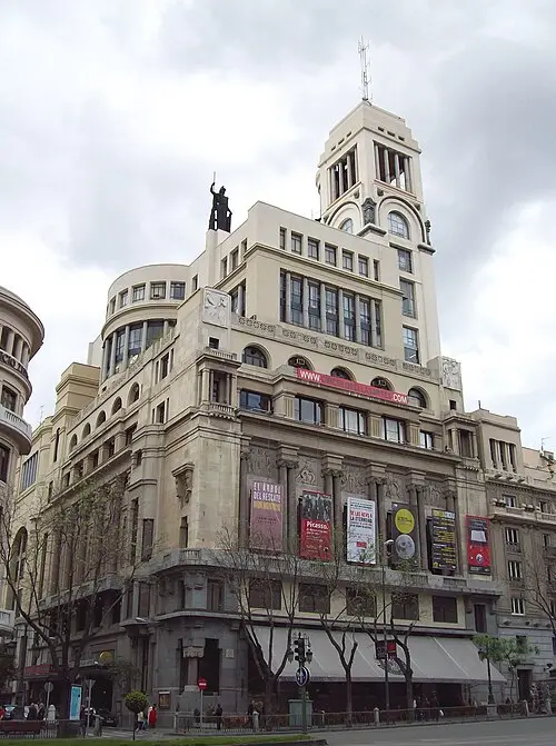 Rooftop of the Círculo de Bellas Artes — Luis García (Zaqarbal) (CC BY-SA 3.0) Rooftop of the Círculo de Bellas Artes