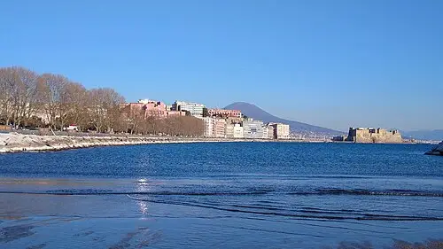 Passeio marítimo Caracciolo — Baku (CC BY-SA 4.0) Passeio marítimo Caracciolo