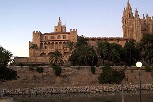 Königspalast La Almudaina — Antoni I. Alomar Canyelles (CC BY-SA 3.0) Königspalast La Almudaina