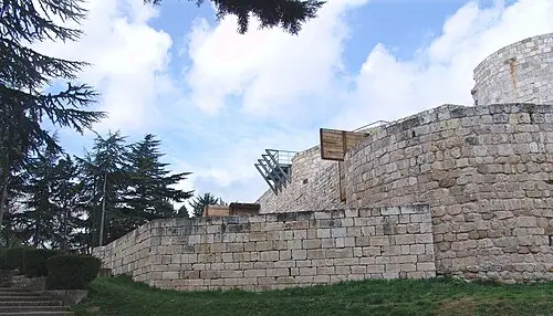 Castello di Burgos e belvedere — Jesús Serna (CC BY 3.0) Castello di Burgos e belvedere