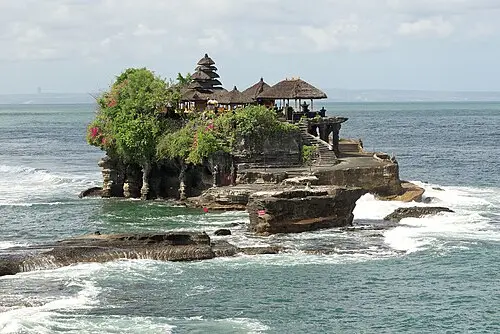 Tanah Lot-tempel — Jakub Hałun (CC BY-SA 4.0) Tanah Lot-tempel