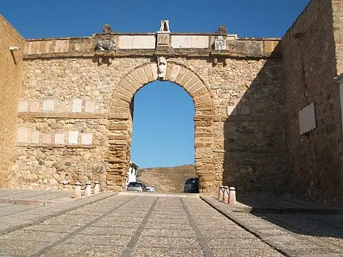 Arco de los Gigantes — Jose ramon perez patricio (CC BY-SA 3.0) Arco de los Gigantes